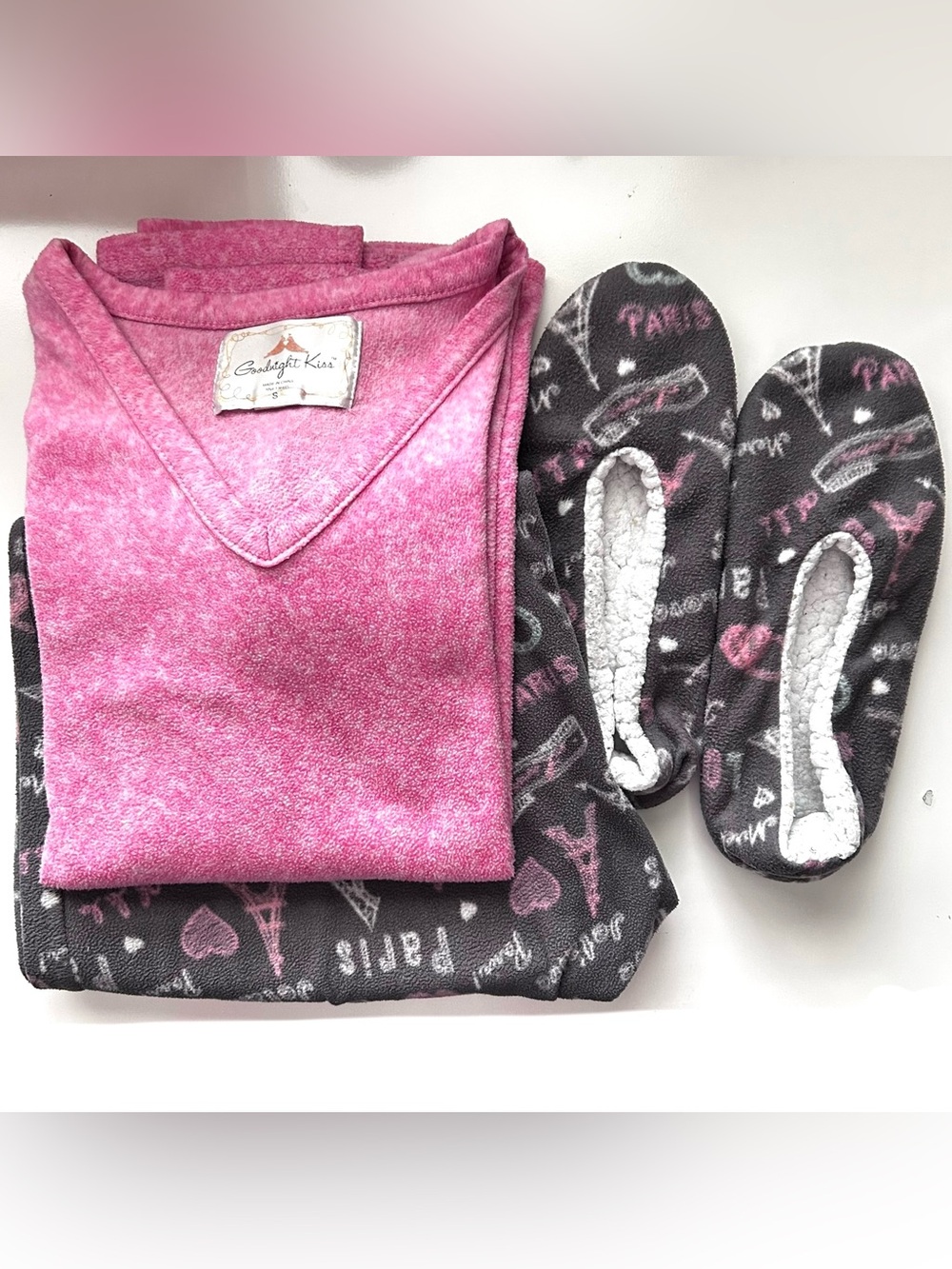Goodnight Kiss Women's Pink Fleece Pajama Set w/Gray Paris Print Bottom Slippers